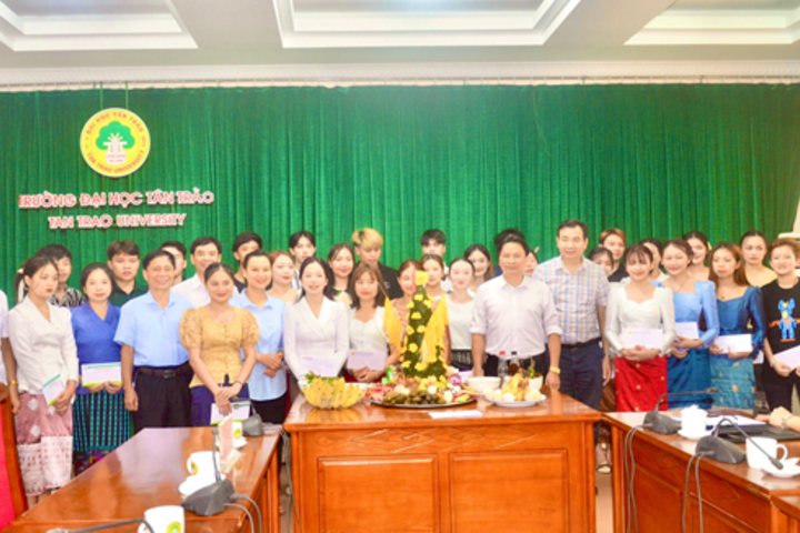 Hiệp hội DN tỉnh cùng một số doanh nghiệp dự và tặng quà sinh viên Lào nhân dịp Tết cổ truyền của nước bạn Lào