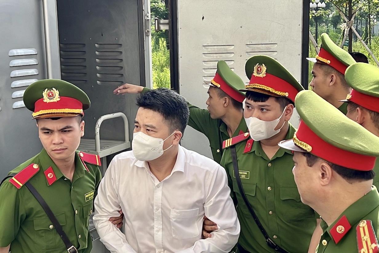 Bị cáo Trần Văn Tân nghĩ nhận tiền của doanh nghiệp chớ không phải tiền của ngân sách, nên vô tư nhận hối lộ. Ảnh: TTXVN