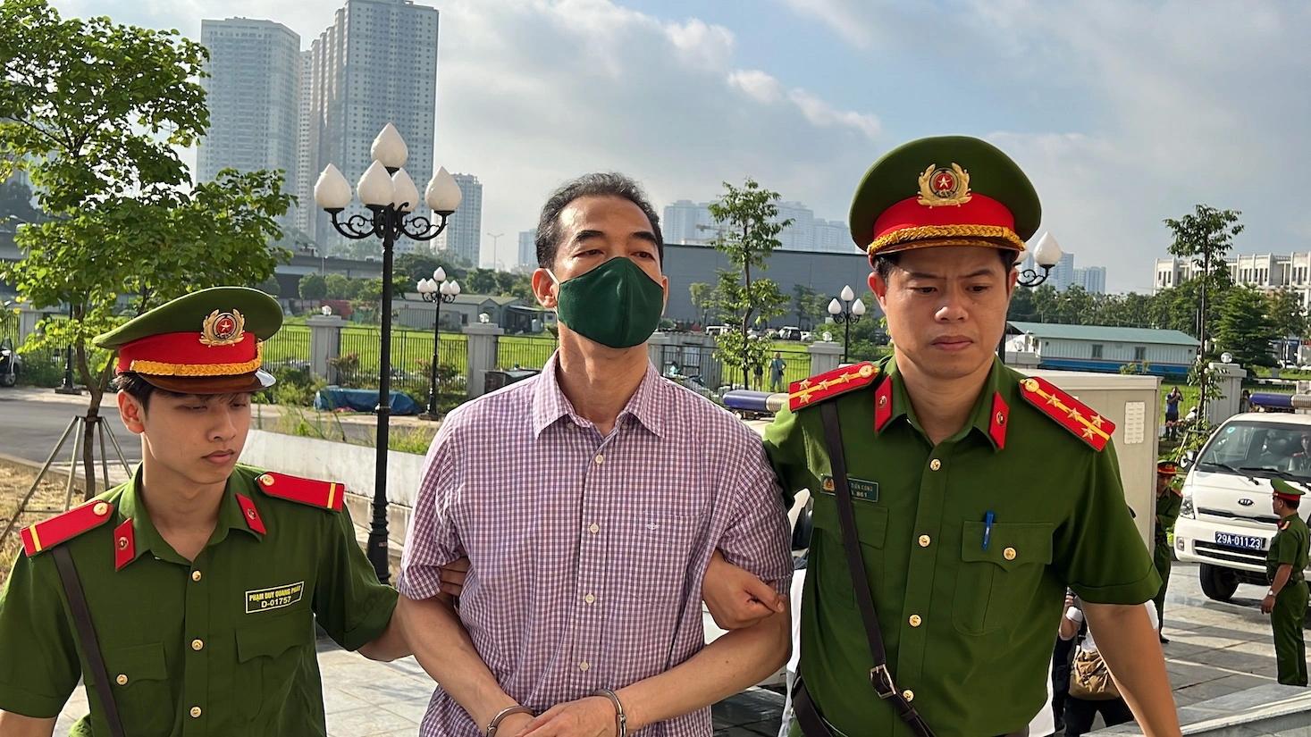 Bị cáo Tô Anh Dũng khai không không phân biệt được hành vi nhận “tiền cảm ơn” là phạm pháp. Ảnh TTXVN Bị cáo Tô Anh Dũng khai không không phân biệt được hành vi nhận “tiền cảm ơn” là phạm pháp. Ảnh TTXVN