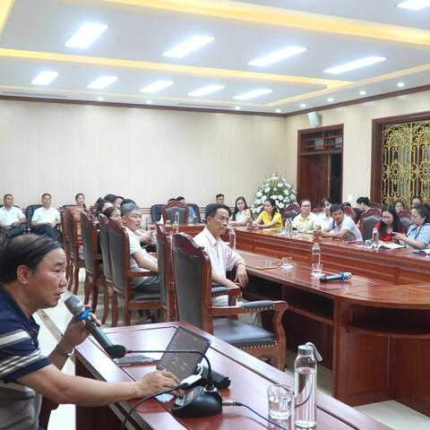 Lớp phổ cập AI thứ 6: Sức hút đặc biệt - Nhiều học viên cao tuổi, mang theo áo mưa đi học