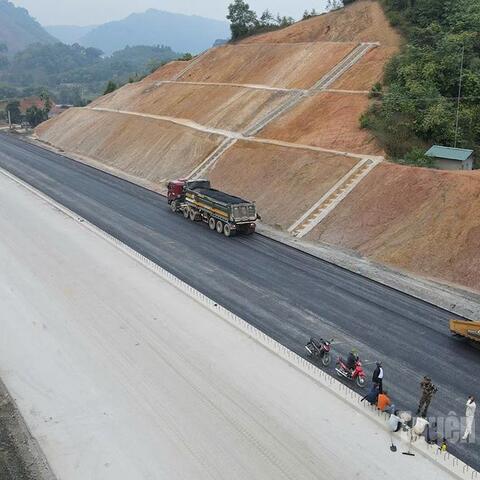 Ủy ban nhân dân tỉnh Tuyên Quang: Chỉ đạo tháo gỡ khó khăn do biến động giá vật liệu - Đồng hành cùng doanh nghiệp xây dựng