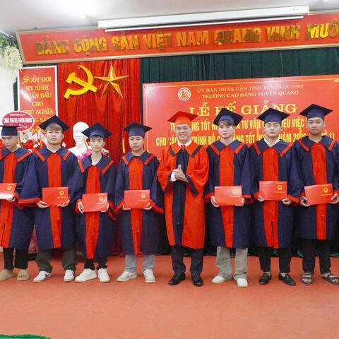 Trường Cao đẳng Tuyên Quang: 122 sinh viên được trao bằng tốt nghiệp, tăng cường kết nối việc làm