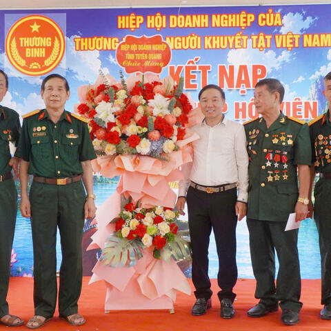 Chủ tịch HHDN tỉnh Nguyễn Hữu Thập chúc mừng Doanh nghiệp tư nhân Hoàng Sàng gia nhập HHDN của Thương binh và Người khuyết tật Việt Nam