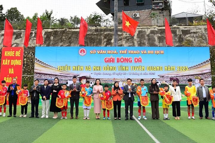Hội viên Hiệp hội doanh nghiệp tỉnh tài trợ nhiều giải thưởng Giải bóng đá Thiếu niên và Nhi đồng tỉnh Tuyên Quang năm 2025
