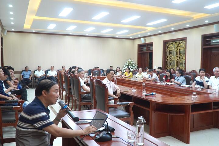 Lớp phổ cập AI thứ 6: Sức hút đặc biệt - Nhiều học viên cao tuổi, mang theo áo mưa đi học