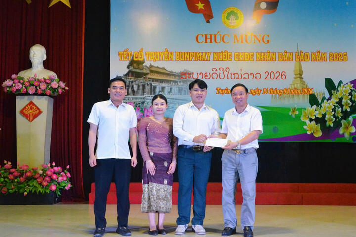 Hiệp hội Doanh nghiệp tỉnh tặng quà Tết Bunpimay cho lưu học sinh Lào tại Đại học Tân Trào