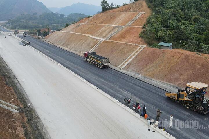 Ủy ban nhân dân tỉnh Tuyên Quang: Chỉ đạo tháo gỡ khó khăn do biến động giá vật liệu - Đồng hành cùng doanh nghiệp xây dựng