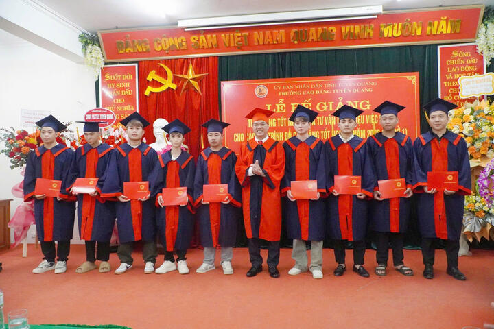 Trường Cao đẳng Tuyên Quang: 122 sinh viên được trao bằng tốt nghiệp, tăng cường kết nối việc làm