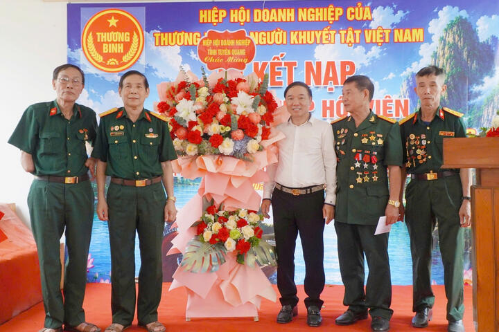 Chủ tịch HHDN tỉnh Nguyễn Hữu Thập chúc mừng Doanh nghiệp tư nhân Hoàng Sàng gia nhập HHDN của Thương binh và Người khuyết tật Việt Nam