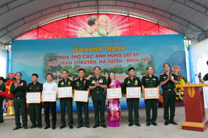 Chủ tịch Hiệp hội Nguyễn Hữu Thập và một số DN  công đức xây dựng Nhà thờ các anh hùng liệt sỹ  Mặt trận Vị Xuyên - Hà Tuyên