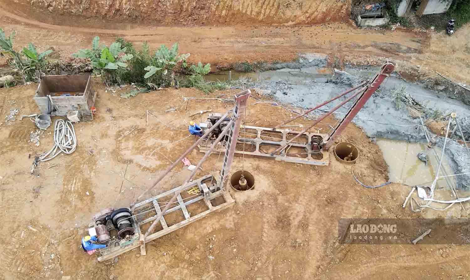 Tại nhiều vị trí khác trên dọc tuyến, tại những vị trí mặt bằng đã được bàn giao việc thi công đang được đẩy nhanh.