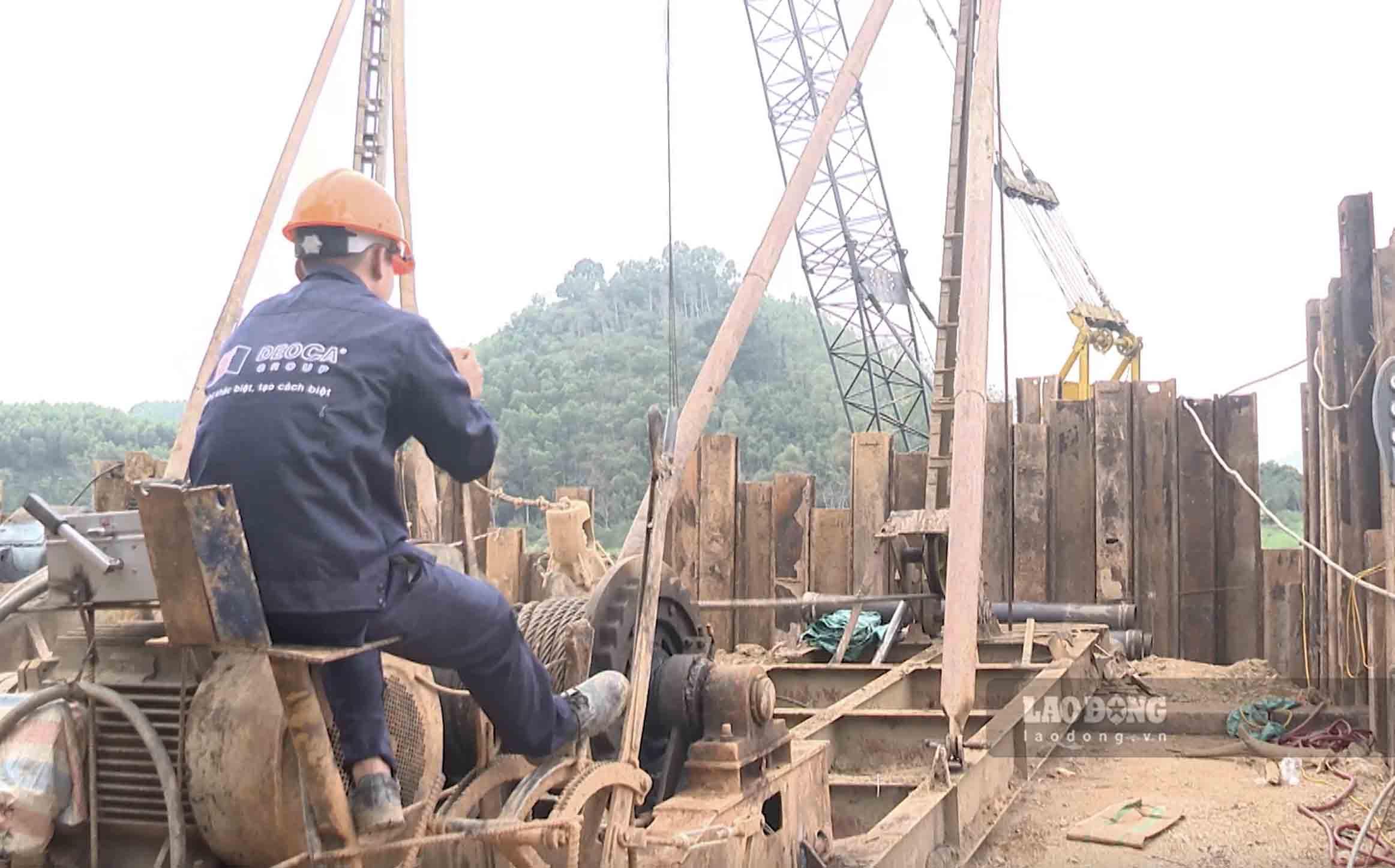 Hiện tại nhà thầu đang tiến hành khoan cọc, thi công mố cầu.
