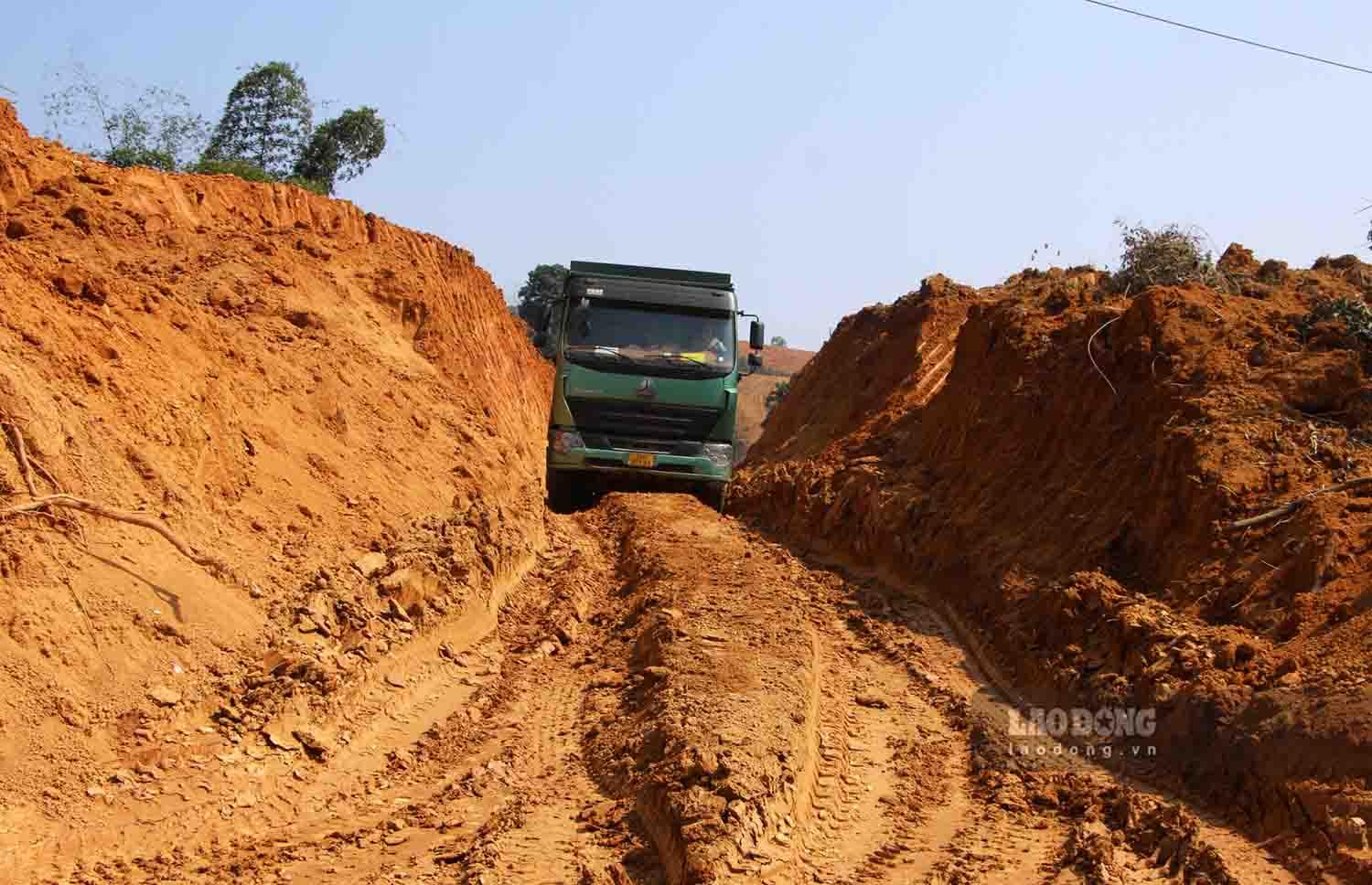Anh Nguyễn Văn Tiến, công nhân lái xe tải chi biết: “Đơn vị thi công phải xẻ đôi những quả đồi đất lấy mặt bằng thi công, đường công vụ ban đầu khá nhỏ chỉ vừa đủ 1 xe tiến ra và không có chỗ quay đầu, xe vào chỉ có thể đi lùi“.