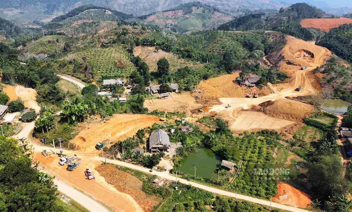 Thôn Làng Ẻn, xã Bạch Xa, huyện Hàm Yên (Tuyên Quang) những ngày này trở nên sôi động hơn, cả vùng quê yên bình rộn ràng tiếng máy móc hoạt động. Khu vực này cũng là đoạn cuối tuyến cao tốc Tuyên Quang - Hà Giang đoạn trên địa bàn tỉnh Tuyên Quang.