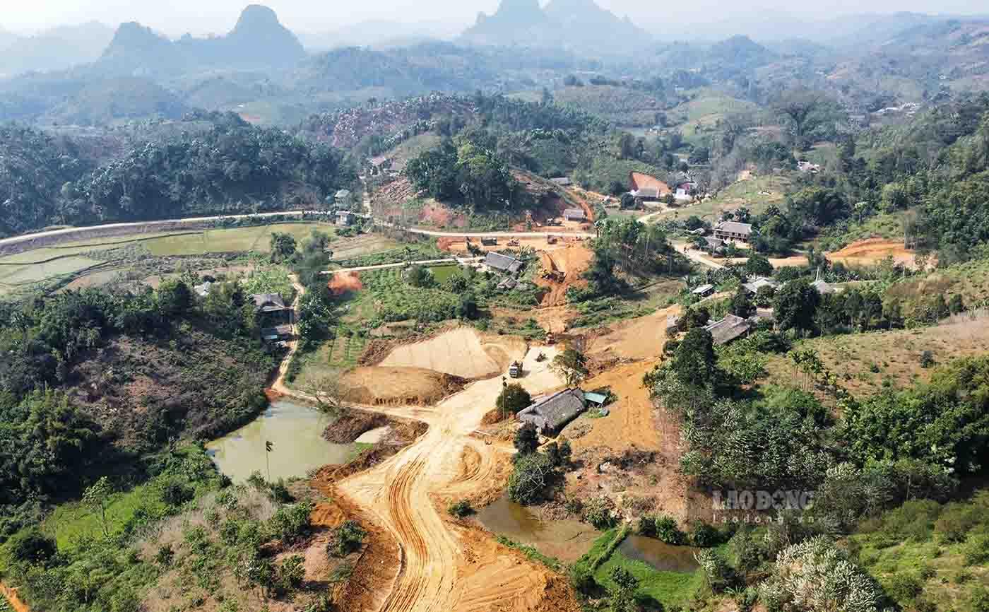 Đất sẽ được lấy từ chỗ cao san lấp xuống chỗ thấp tạo mặt bằng thi công.