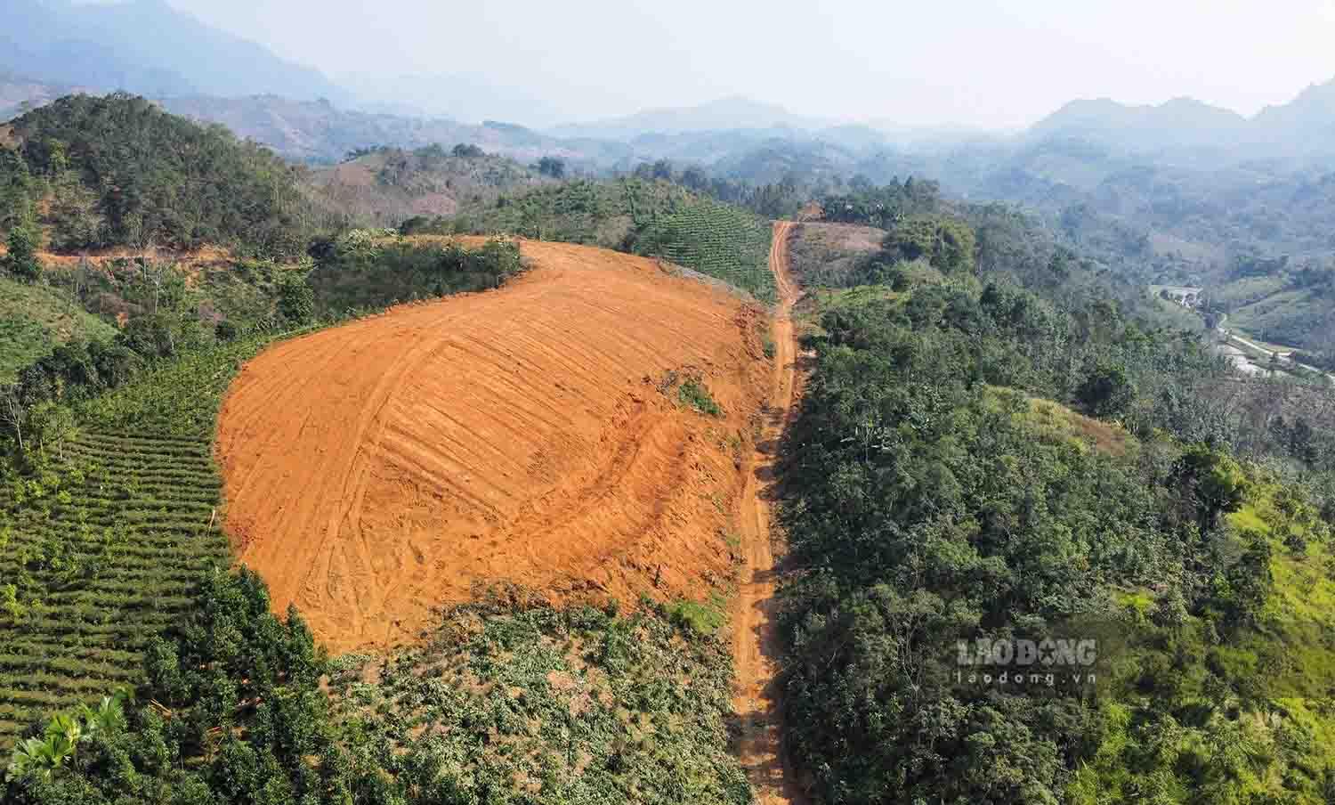 Cao tốc Tuyên Quang - Hà Giang chạy xẻ dọc địa đình đồi núi, riêng đoạn 77km đoạn qua Tuyên Quang sử dụng gần 600 ha đất với 2.413 hộ dân trong diện ảnh hưởng.